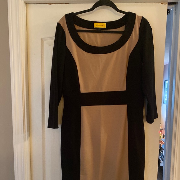 St. John three quarter sleeved dress. - Picture 1 of 4
